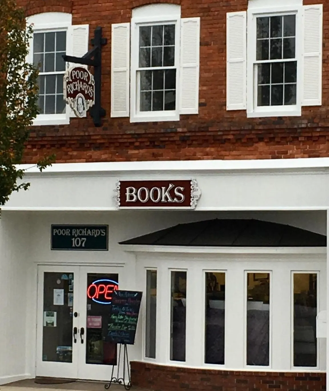 Exterior of Poor Richard's Booksellers in Easley, South Carolina.